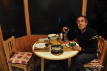 Delicioso jantar feito pela Ana acompanhado de bom vinho em nosso chalé em Coyhaique, a maior cidade ao longo da Carretera Austral, no sul do Chile